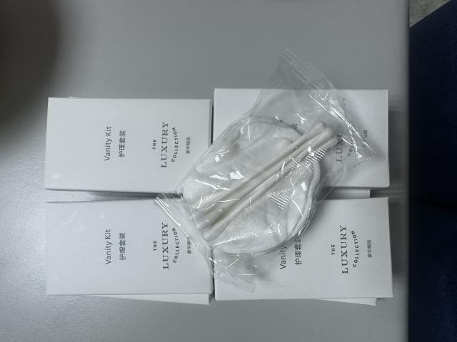 護理套組一批（飯店用品，化妝棉及棉花棒）
