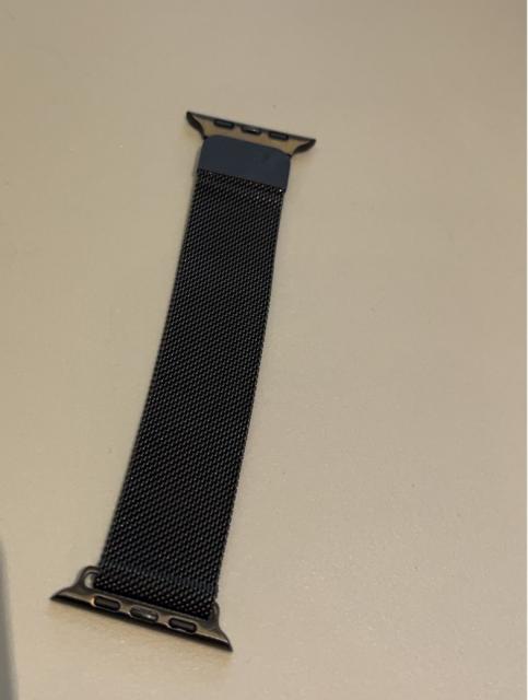 Apple Watch 的黑色金屬米蘭尼斯錶帶，採用精鋼編織網紋設計，具有輕薄透氣與磁吸調節的特點