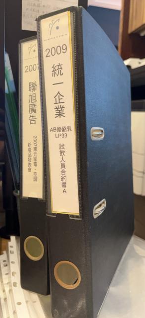雙孔夾檔案夾常見於辦公室與學校