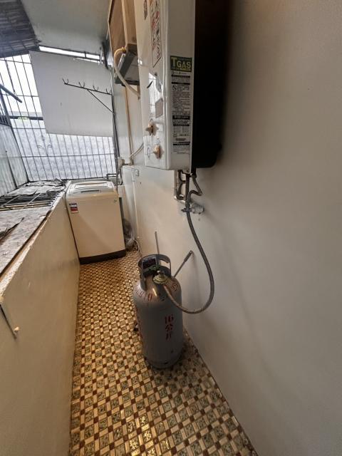 半戶外陽台的瓦斯熱水器